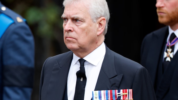 Prins Andrew door zijn broer Charles uit het paleis gezet