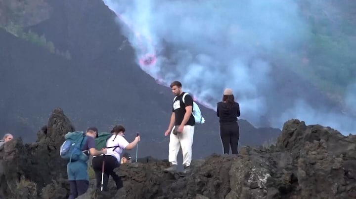 Wandelaars staan oog in oog met vulkaanuitbarsting Etna