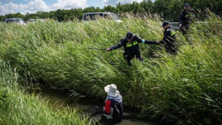 Extinction Rebellion probeert A44 te blokkeren: agent duwt vrouw in sloot