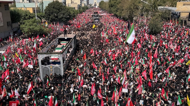 Enorme mensenmassa bij uitvaart Ali Khamenei: 'Dit beeld wil Iran laten zien' 