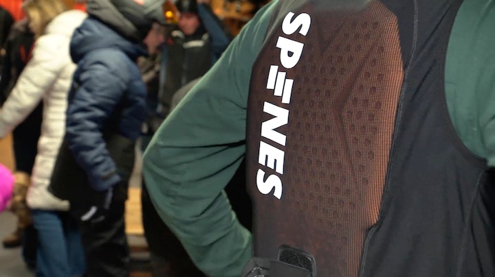 Menno raakte verlamd bij skiongeluk, ontwikkelt nu rugbeschermers