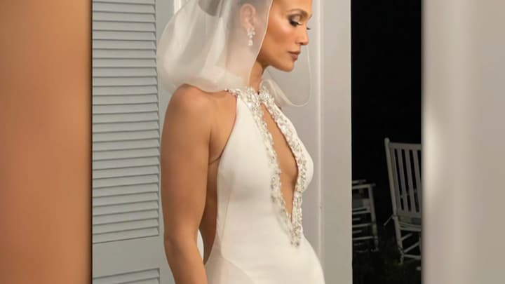 Trouwjurk Jennifer Lopez kostte zevenhonderd uur om te maken