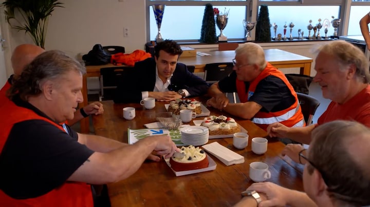 FNV en PRO trakteren op taart na schrappen bezuinigingen