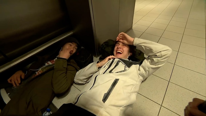 Gestrand op Schiphol en slapen op de grond: 'Jullie weten dat er ook veldbedden zijn?' 