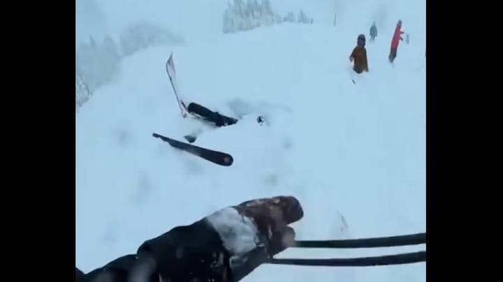 Net op tijd: Amerikaan graaft skiër uit dik pak sneeuw