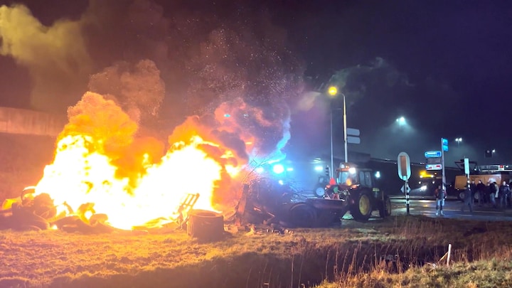 Boeren blokkeren snelwegen en steken vuurwerk af