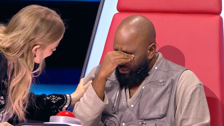 Willie Wartaal emotioneel door Nieloefaar Bahadori bij de Blind Auditions