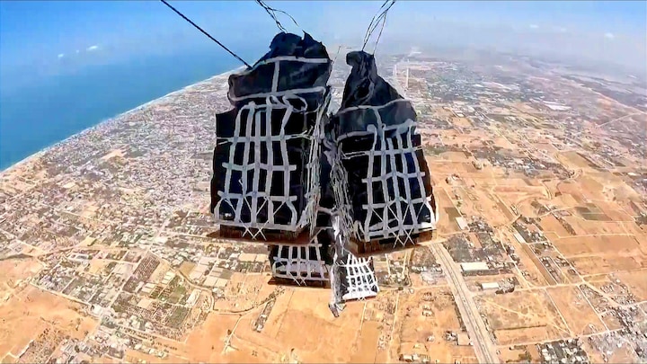 Voedselpakketten droppen boven Gaza, zo ziet dat eruit