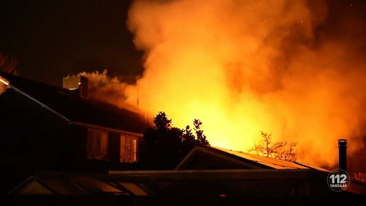 Metershoge vlammen verwoesten huizen in Gelderland