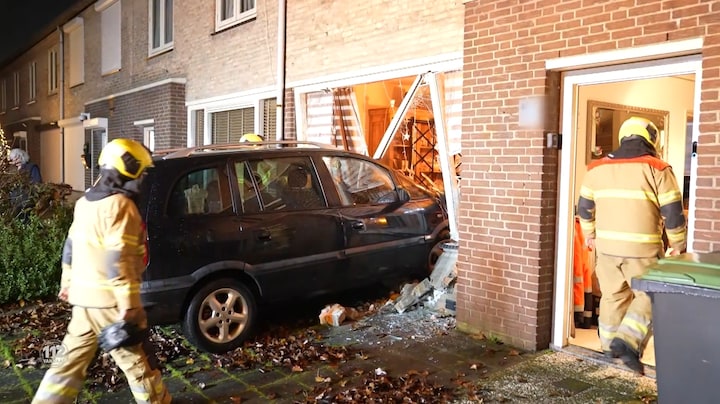 Hoe dan?! Ouder echtpaar in Oss rijdt woonkamer binnen van Bram en Kim 