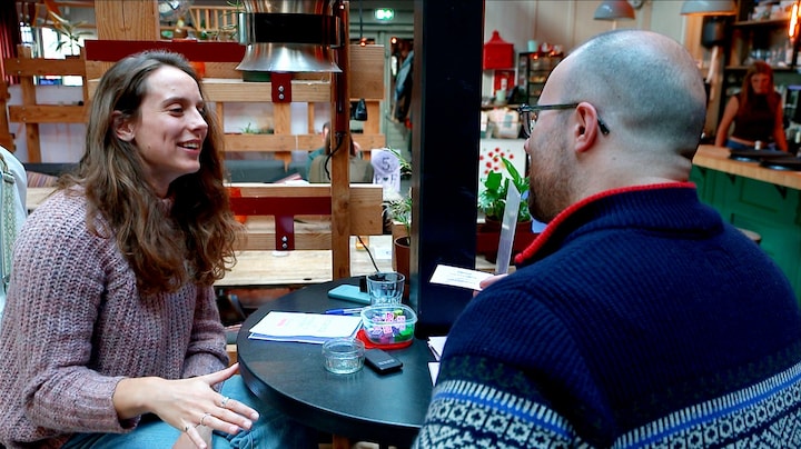 Als swipen niet meer werkt: deze singles zoeken elkaar offline op	