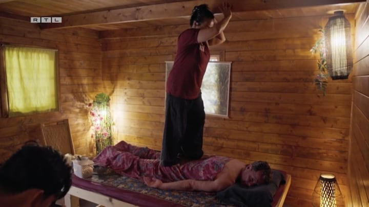 John de Bever heeft het zwaar te verduren bij Thaise massage 