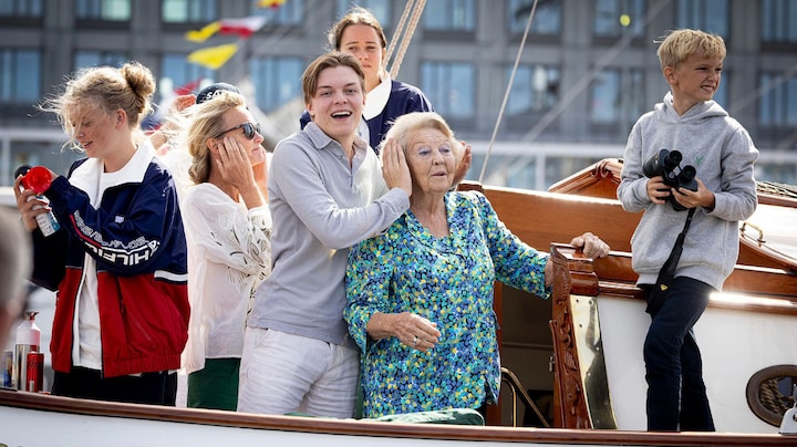 Prinses Beatrix als een vis in het water bij Sail Amsterdam: 'Een grote reünie'