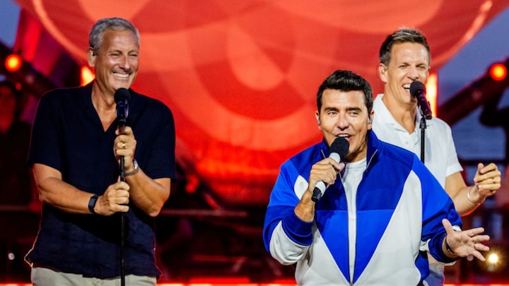 Gert Verhulst en James Cooke maken furore als achtergrondzangers Jan Smit 