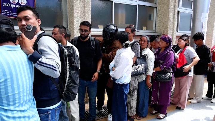 Familieleden wachten bij het ziekenhuis op hun dierbaren in Nepal