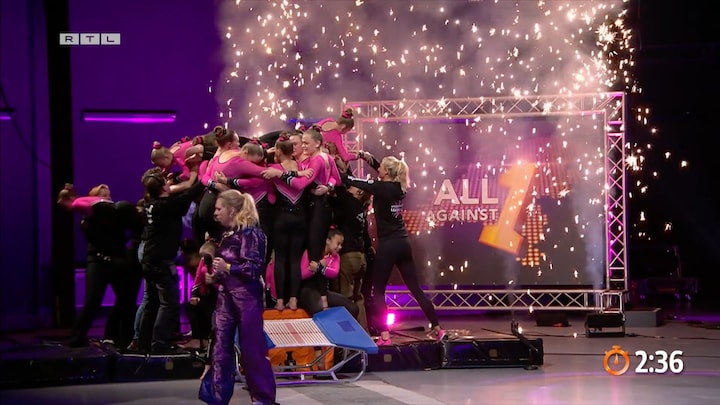 50 turnsters springen boven op een tafel