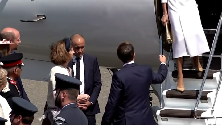 La moglie del presidente Macron rifiuta la sua mano mentre scende dall'aereo
