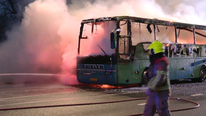 Limburgse schoolbus in brand, kinderen op tijd gered