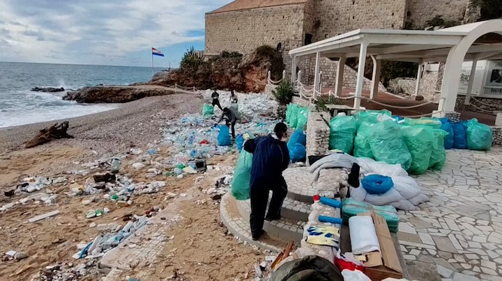 Toeristisch strand in Kroatië ligt plots vol met afval