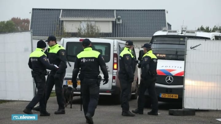 Grote inval bij woonwagenkamp Lith