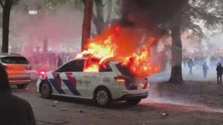 Chaos op de A12: 'Elsfest'-demonstranten steken politieauto in brand