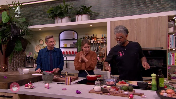 Avocado gevuld met Hollandse garnalen en hartverwarmende chocolademelk