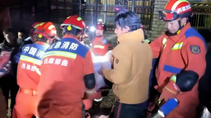 Ingestorte huizen en 16 doden: aardbeving treft China