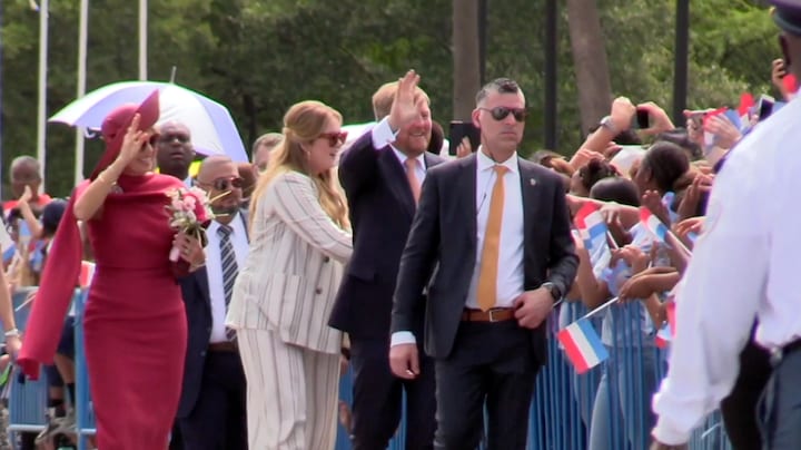 Muziek, dans en feestende mensen: Koning Willem-Alexander warm onthaald op Aruba