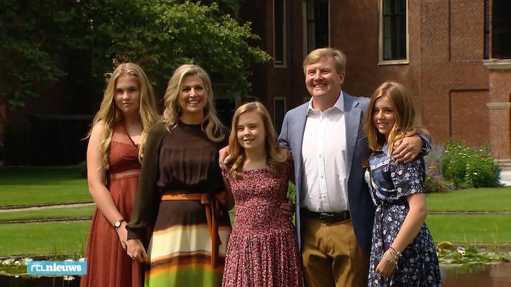 Willem-Alexander en Máxima poseren trots met dochters: vakantie voor Oranjes begonnen