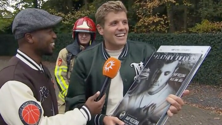 Jaap Reesema door brandweer verrast met gouden plaat: 'Heel gaaf' 