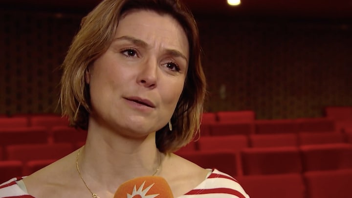 Evi Hanssen ondanks rouwproces op het podium: 'Had mama zo gewild'