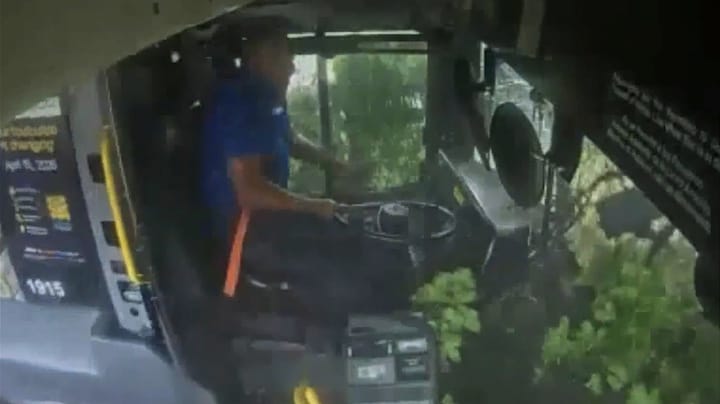 Chauffeur valt in slaap en crasht bus tegen boom in VS 