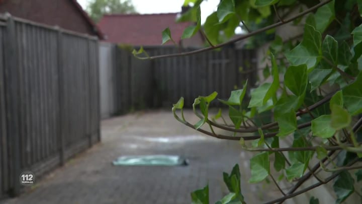 Dakdekkersbus explodeert: raam knalt eruit en vliegt over huizen heen