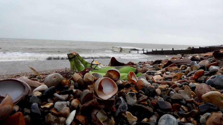 Bananenstorm op Brits strand: containers overboord geslagen 