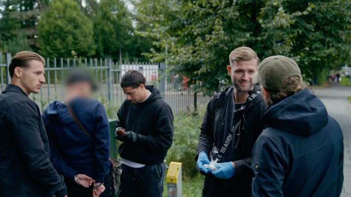 Ewout Genemans en agenten undercover om drugsdealers op heterdaad te arresteren