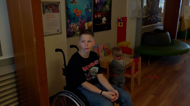 Sven uit Een huis vol terug naar het ziekenhuis door beenprothese
