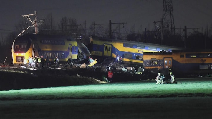 Eerste beelden: trein in stukken in weiland Voorschoten