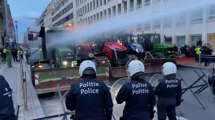 Honderden boeren bij protest EU-top, politie gebruikt waterkanon en traangas