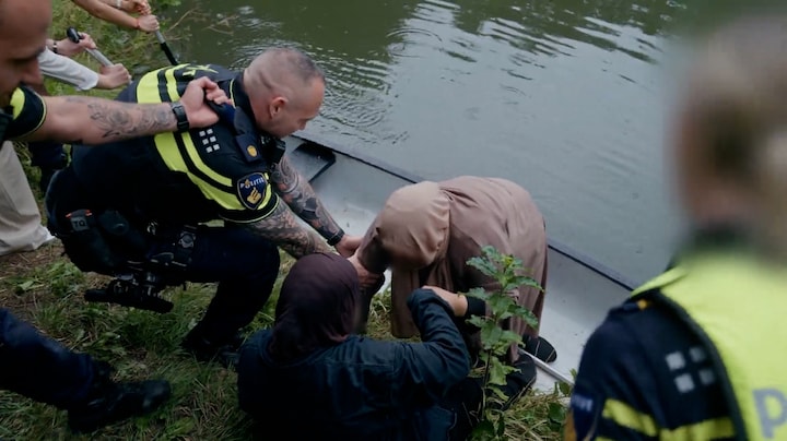 Ewout Genemans en agenten van Bureau Utrecht redden toeristen uit kano op hilarische wijze 