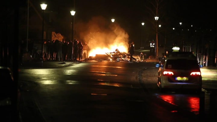 Onrustig in meerdere Friese plaatsen: agenten bekogeld met vuurwerk