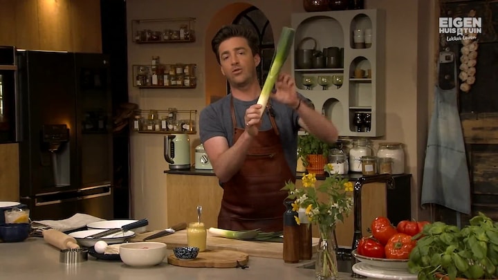 Vleespasteitjes met prei en kaas en een salade met witlof, venkel en appel
