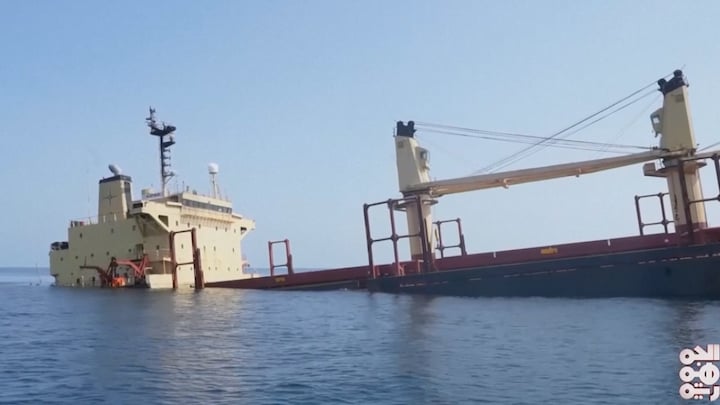 In beeld: eerste schip in Rode Zee gezonken na aanvallen Houthi's