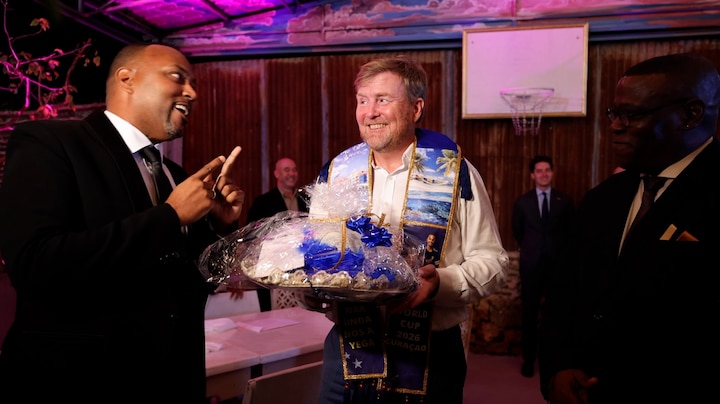 Willem-Alexander overladen met cadeaus voor Máxima