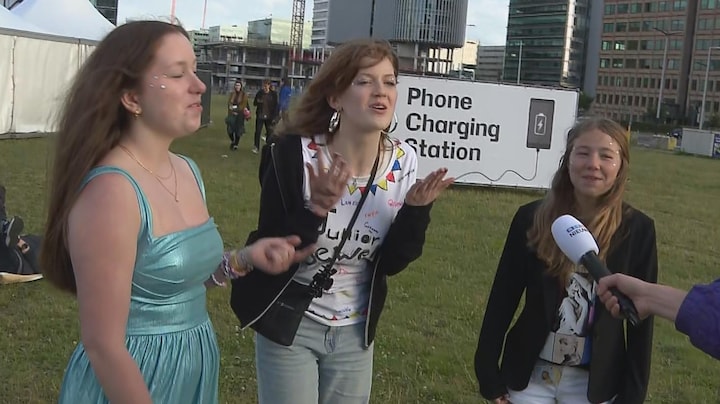 Meezingen zonder kaartje: Swifties genieten zelfs buiten het stadion