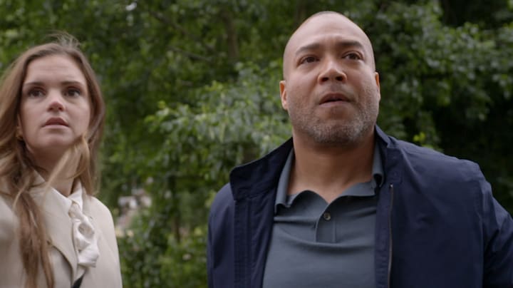 Bing krijgt een trap van de vader van Chanel