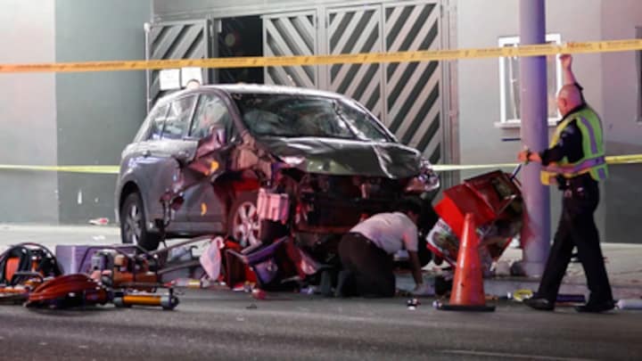 Auto rijdt in op groep mensen Los Angeles