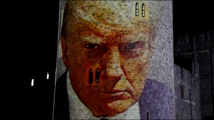 Opvallend protest tijdens staatsbezoek Trump: video's Epstein op kasteel