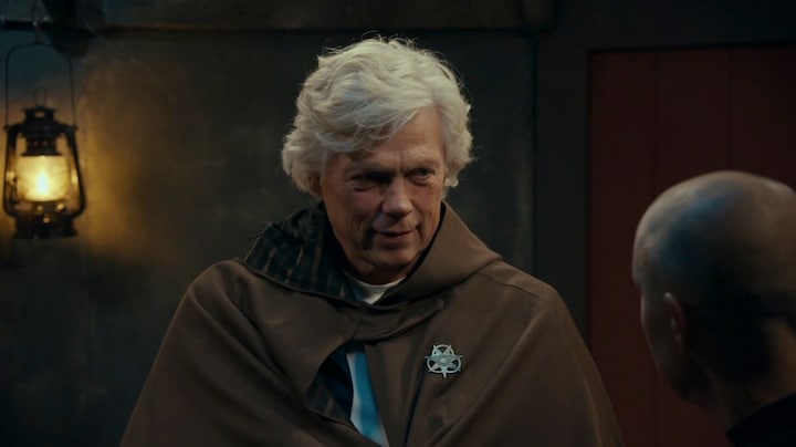 Verrader nu al ontmaskerd door stress? Roelof Hemmen krijgt rode vlekken in zijn nek