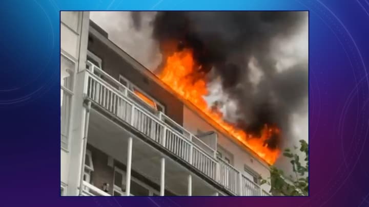 Vlammenzee op dak van woning in Amsterdam