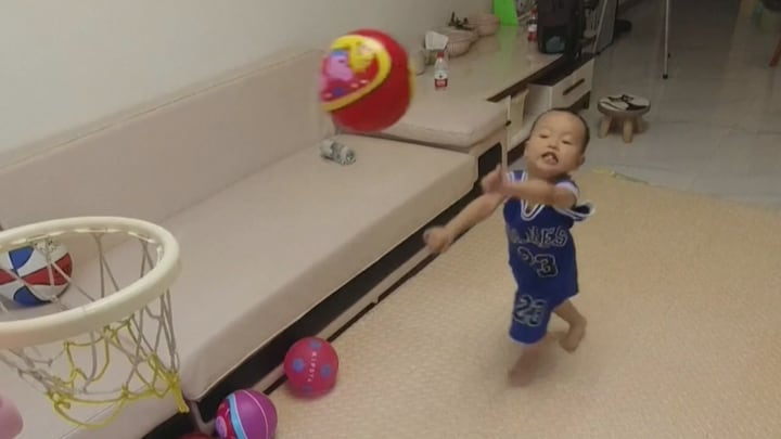 Dit jochie (2) gaat viral met zijn basketbal skills